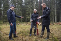 Iggesund Paperboard’s Johan Granås and Christian Wisén explaining quality requirements to Apple CEO Iggesund Paperboard’s Johan Granås and Christian Wisén explaining quality requirements to Apple CEO